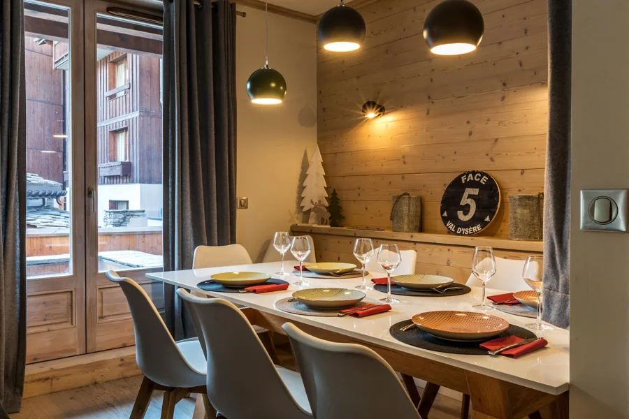 Modern six person apartment photo 5