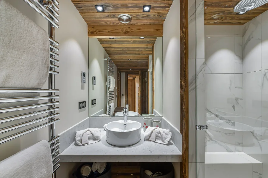 Contemporary ski-in/ski-out apartment photo 5