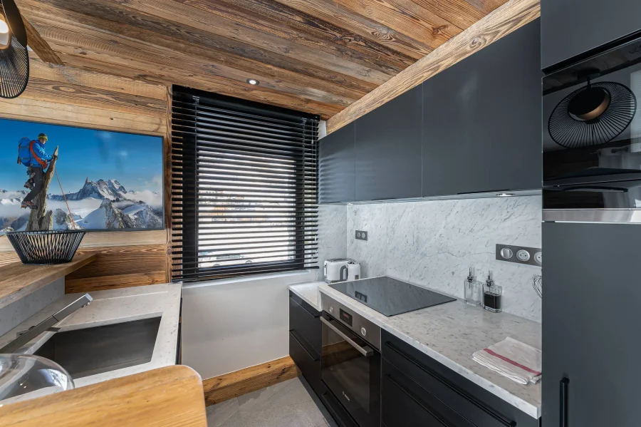 Small contemporary apartment photo 2