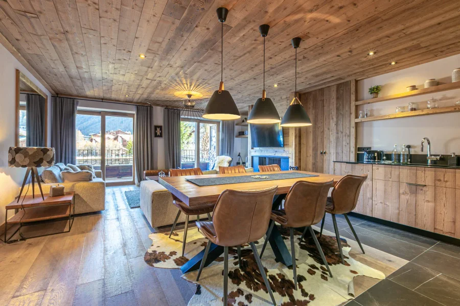 Contemporary and stylish apartment photo 4