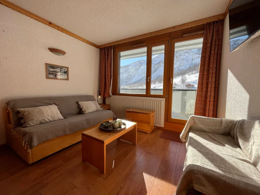 South facing flat for four with mountain views photo 3