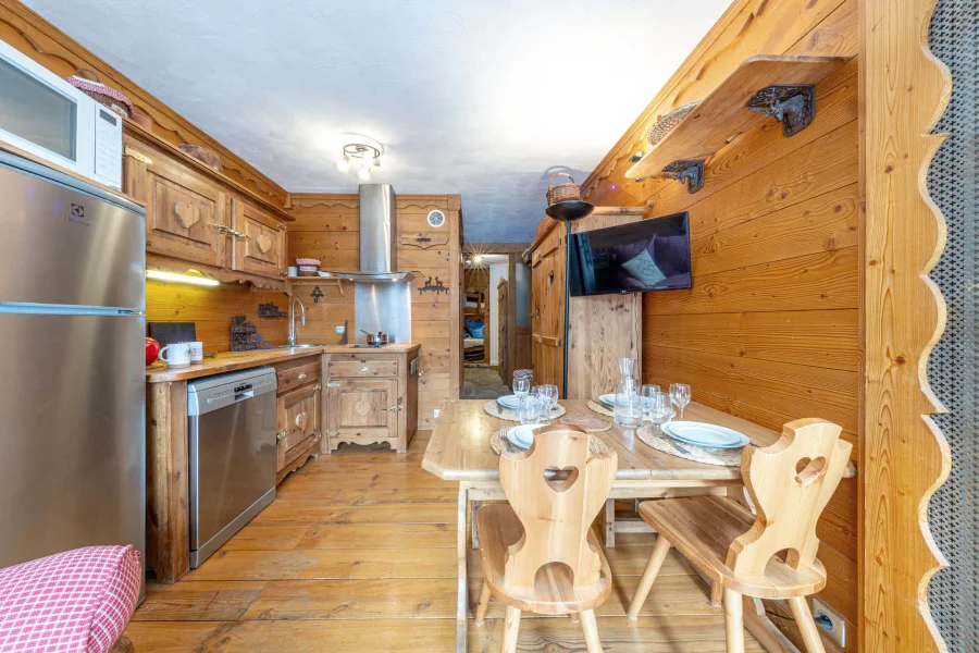 Charming studio with south-facing balcony offering lovely village views photo 3